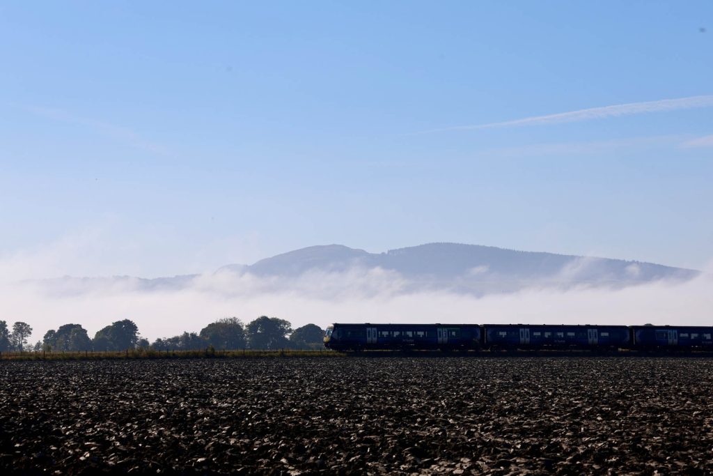 Dundee train crosses the Carse