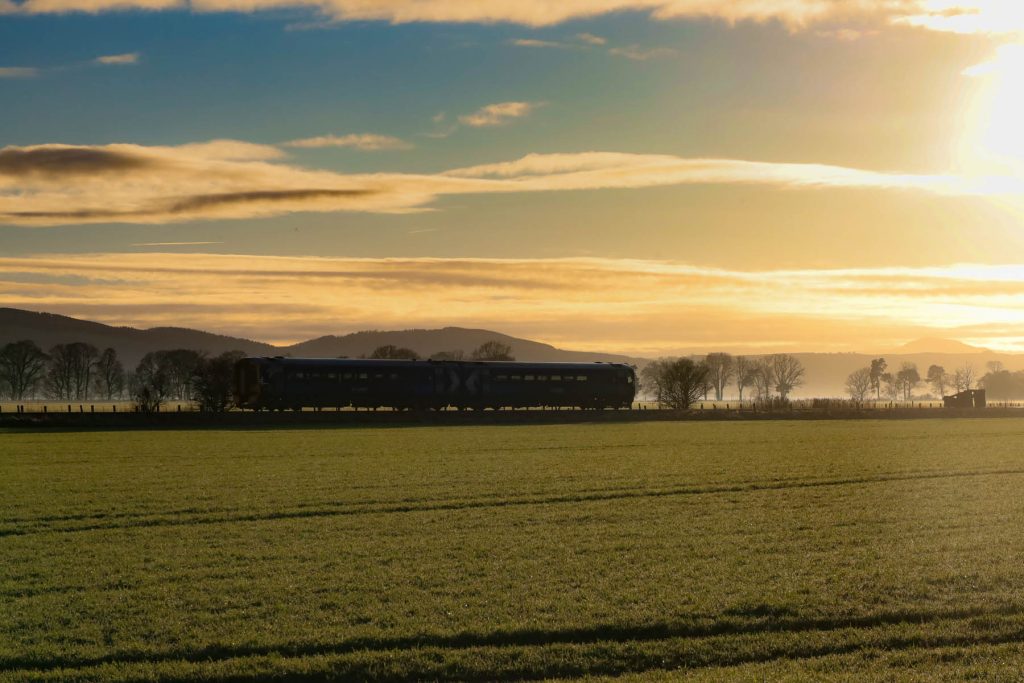 Dundee train crosses the Carse